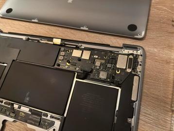 Apple M1 moederbord (locked) en deel behuizing beschikbaar voor biedingen