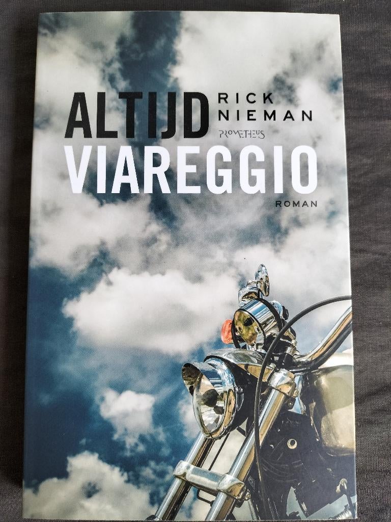 Rick Nieman - Altijd Viareggio, Boeken, Romans, Zo goed als nieuw, Nederland, Ophalen of Verzenden