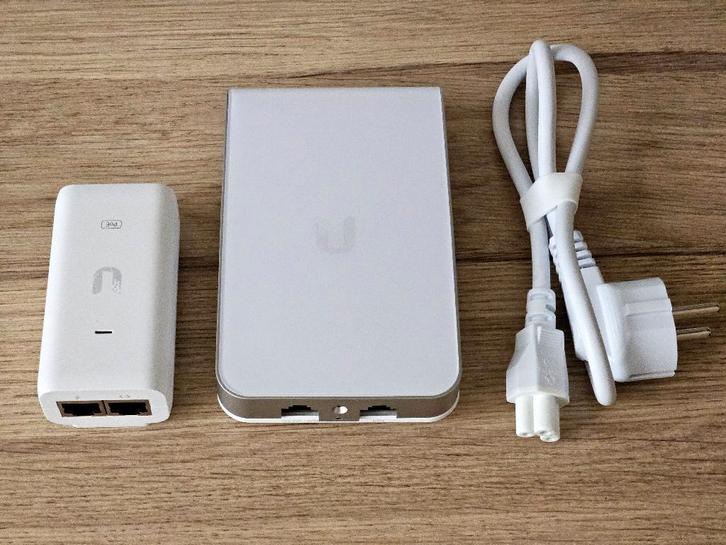 Ubiquiti UniFi AC In-Wall Dual-band 802.11ac, Computers en Software, Accesspoints, Gebruikt, Ophalen of Verzenden