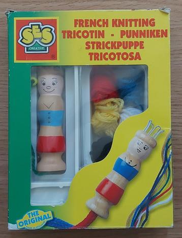 Houten punnikpopje met houten haaknaald en woldraden beschikbaar voor biedingen