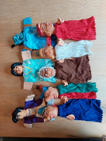 8 poppenkast poppen  beschikbaar voor biedingen