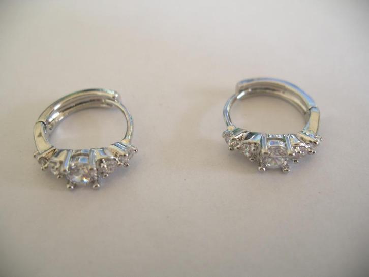 Een paar mooi9e Zilveren Oorbellen met Zirkonia steentjes, Sieraden, Tassen en Uiterlijk, Antieke sieraden, Oorbellen, Zilver