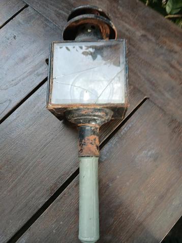 Koetslamp met gebroken glaasje. beschikbaar voor biedingen