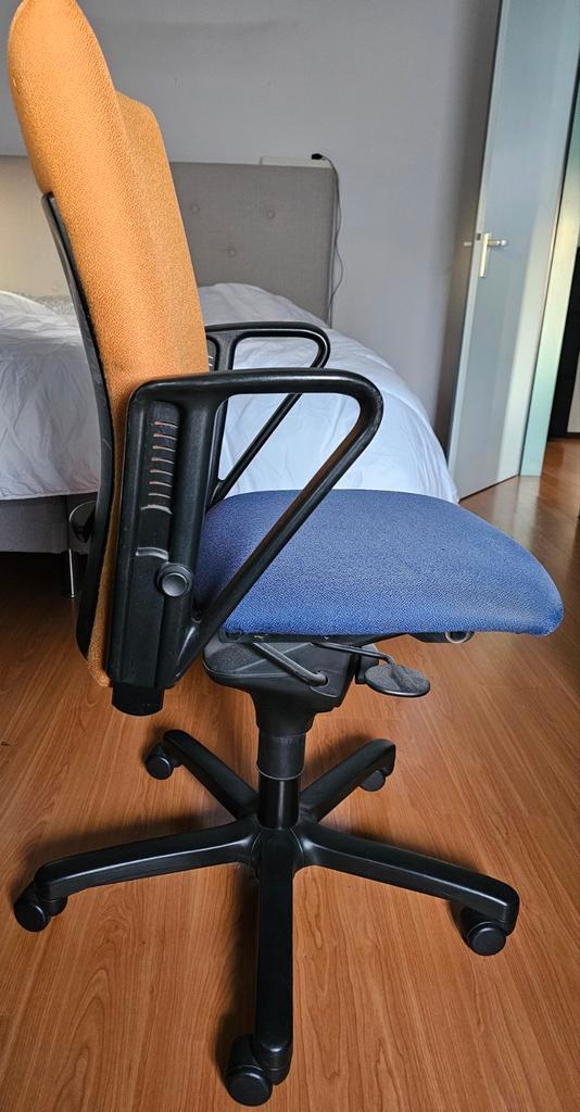 Bureaustoel met armleuningen - Blauw/Oranje, Huis en Inrichting, Bureaustoelen, Gebruikt, Blauw, Ophalen