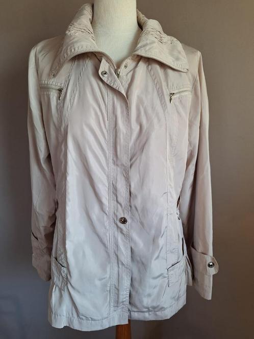 Nieuwe beige glans zomer jas van Saturne, maat 42, Kleding | Dames, Jassen | Zomer, Nieuw, Maat 42/44 (L), Beige, Ophalen of Verzenden