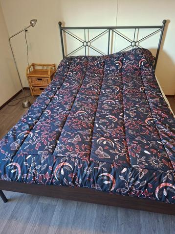 Twijelaar bedframe met matras beschikbaar voor biedingen