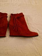 Rode suède enkellaarsjes sleehak mt 40 merk Chacok, Kleding | Dames, Schoenen, Ophalen of Verzenden, Zo goed als nieuw, Rood