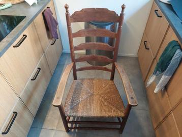 Antieke houten leunstoel. Rieten zit en fijn houtsnijwerk.  beschikbaar voor biedingen