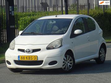 Toyota Aygo 1.0-12V Xcite White 5DRS NAP/LEER/AIRCO/CRUISE beschikbaar voor biedingen