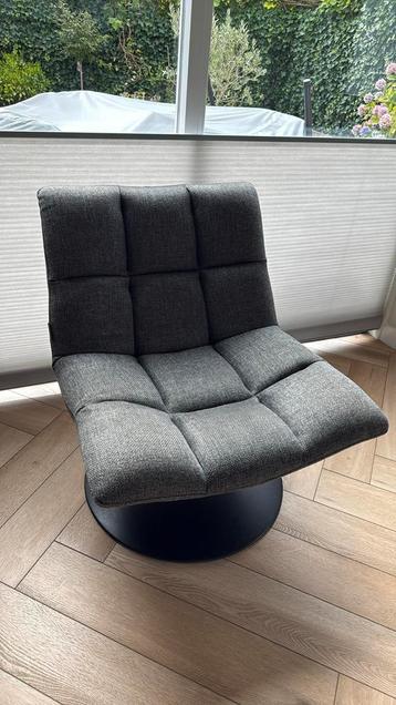 Fraaie grijze draaifauteuil beschikbaar voor biedingen