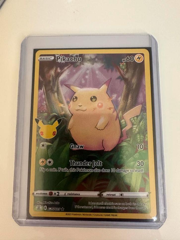 Pikachu Celebrations 25th Anniversary kaart, Hobby en Vrije tijd, Verzamelkaartspellen | Pokémon, Zo goed als nieuw, Losse kaart