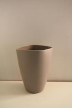 Vaas Taupe. Hoogte 23 cm. Nieuw, Overige kleuren, Aardewerk of Porselein, Nieuw, Ophalen of Verzenden