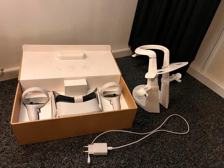 Meta Quest 2 VR Bril met standaard- 128GB, Spelcomputers en Games, Virtual Reality, Zo goed als nieuw, Overige platformen, VR-bril
