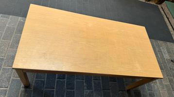 Stevige houten kinder speeltafel beschikbaar voor biedingen