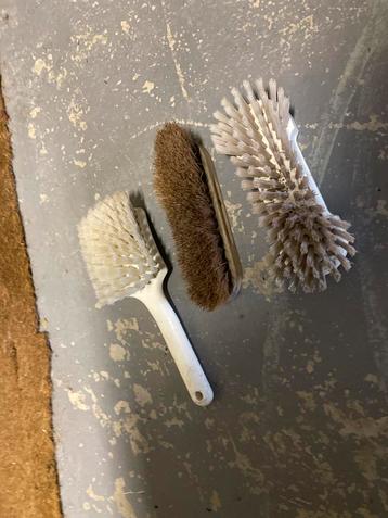 Drie borstels gratis af te halen! beschikbaar voor biedingen