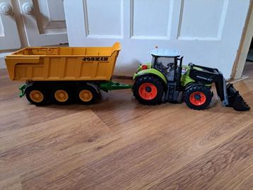 Grote tractor met 2 aanhangers (geel en rood) beschikbaar voor biedingen