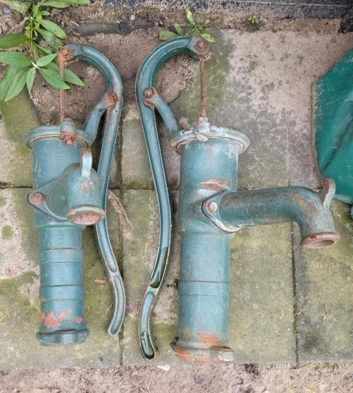 Twee Antieke ijzeren Handpompen / Waterpomp / Decoratie, Tuin en Terras, Overige Tuin en Terras, Gebruikt, Ophalen