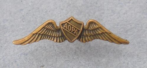 Goudkleurige vliegerwing AOPA vliegers en vliegtuigbezitters, Verzamelen, Militaria | Algemeen, Overige soorten, Embleem of Badge