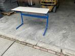 School tafel met een blauwe onderstel en witte blad van HPL, 100 tot 150 cm, Niet ingevuld, 50 tot 100 cm, Zo goed als nieuw