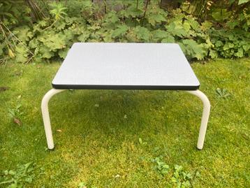 Vintsge camping tafel beschikbaar voor biedingen