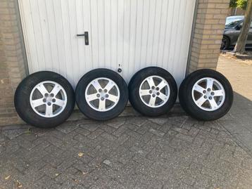 Nette set lichtmetalen velgen Mitsubishi goede banden beschikbaar voor biedingen