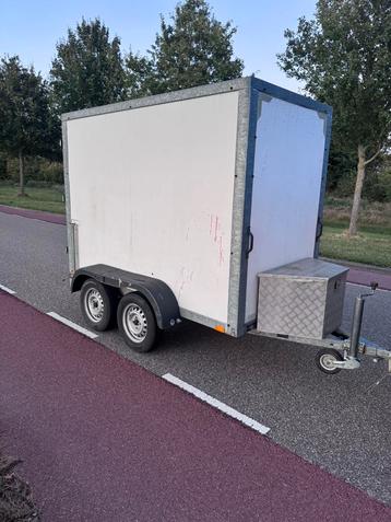 Gesloten aanhanger zeer ruim L2.50m B1.30m H1.80m beschikbaar voor biedingen