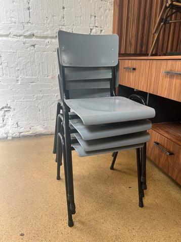 Stapelbare grijze stoelen (7 stuks) beschikbaar voor biedingen