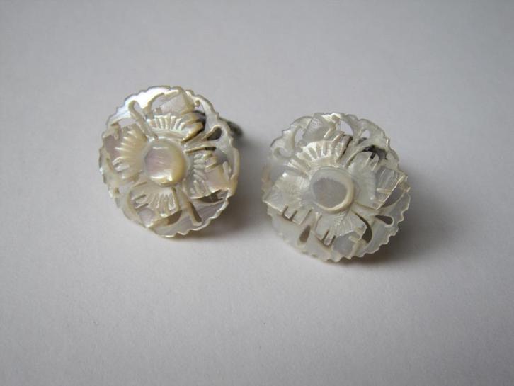 GERESERVEERD M Oorbellen gekerfd parelmoer, Sieraden, Tassen en Uiterlijk, Oorbellen, Gebruikt, Overige materialen, Overige kleuren