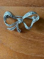 Vintage broche zilverkleurig strikje met zirkonia, Overige materialen, Minder dan 4 cm, Ophalen of Verzenden, Zo goed als nieuw