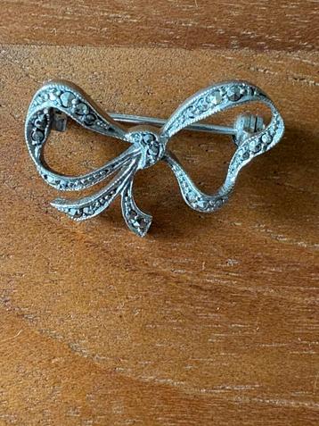 Vintage broche zilverkleurig strikje met zirkonia beschikbaar voor biedingen
