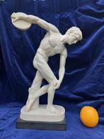 Grieks beeld Discobolus van Myron 47 cm. hoog., Verzamelen, Beelden en Beeldjes, Ophalen of Verzenden, Zo goed als nieuw, Mens