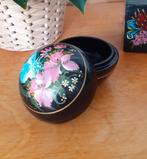 Sierlijk vintafe rond houten doosje met bloemmotief, Ophalen of Verzenden, Persoonlijke verzorging