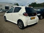 Toyota Aygo 1.0-12V Dynamic Navigator Airco 5Drs, Voorwielaandrijving, Euro 5, Gebruikt, 4 stoelen