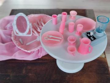 Kap/eettafel Barbie met accessoires en serviesgoed Vintage! beschikbaar voor biedingen