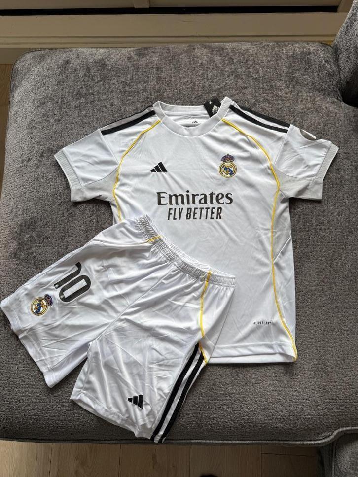 Nieuwe Real Madrid tenue, Sport en Fitness, Voetbal, Nieuw, Shirt, Maat XS of kleiner, Ophalen of Verzenden