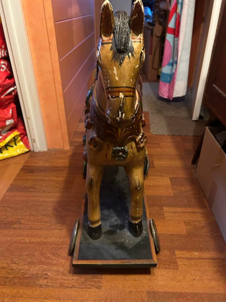 Houten speelgoed paard op wielen, Ophalen