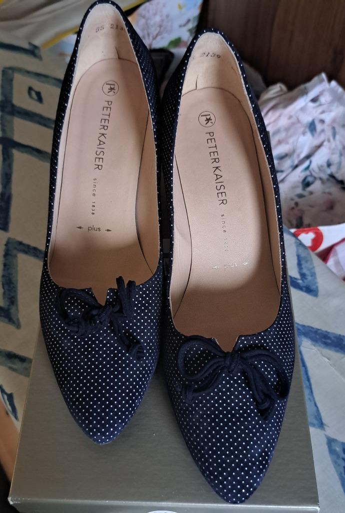 Peter Kaiser pumps donkerblauw witte stippen + strikje 39 NC, Kleding | Dames, Schoenen, Zo goed als nieuw, Pumps, Blauw, Ophalen of Verzenden