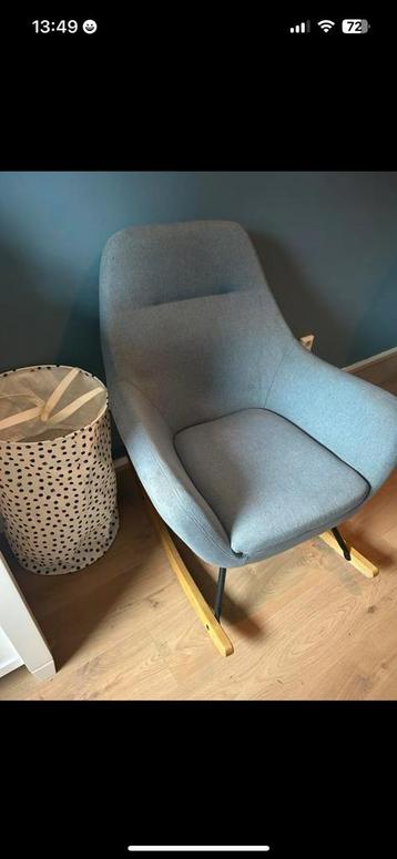 Grijze schommelstoel beschikbaar voor biedingen