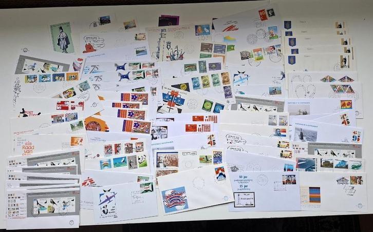 1e dag enveloppen en overige (73 stuks), Postzegels en Munten, Postzegels | Nederland, Gestempeld, Verzenden