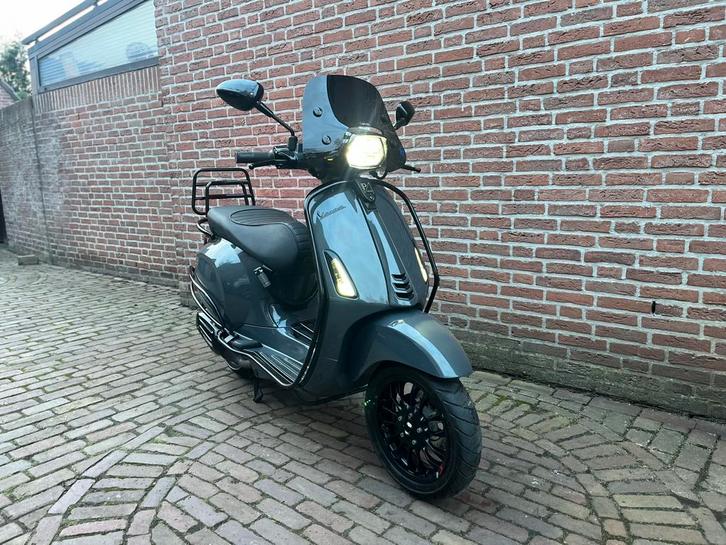 Vespa sprint 2021!, Fietsen en Brommers, Scooters | Vespa, Zo goed als nieuw, Overige modellen, Maximaal 45 km/u, Benzine, Ophalen