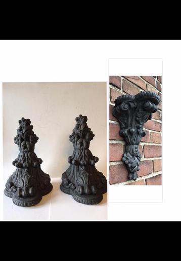 2 Stenen, gipsen comsoles, zwart geverfd. Klassiek wandplank beschikbaar voor biedingen