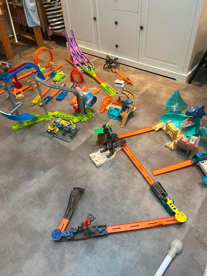 Hot wheels (heel veel banden en een autowas straat), Kinderen en Baby's, Speelgoed | Racebanen, Zo goed als nieuw, Handmatig, Hot Wheels
