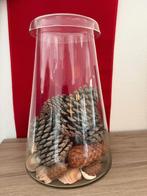 Grote glazen vaas (ca. 40 cm hoog) met dennenappels, Huis en Inrichting, Woonaccessoires | Vazen, Ophalen, Overige kleuren, Minder dan 50 cm