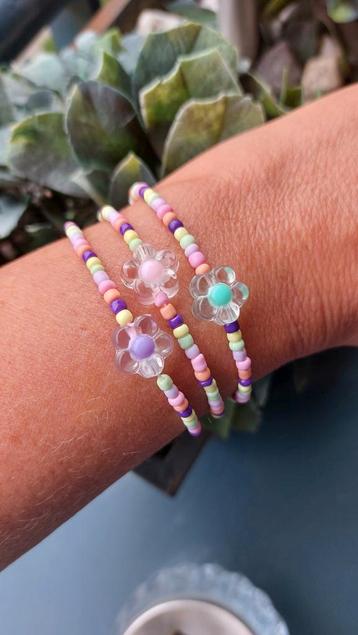 Armbandjes set multicolor met bloemkralen beschikbaar voor biedingen