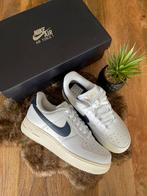Nike Air Force 1 ‘07 FlyEase Wit Blauw Goud Maat 38,5 Nieuw, Wit, Nike, Nieuw, Ophalen of Verzenden