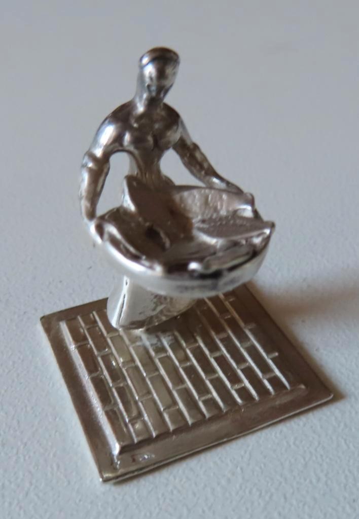 Koopje!(no 4)Zilveren miniatuur vrouw met schaal vis, incl v, Antiek en Kunst, Antiek | Goud en Zilver, Verzenden