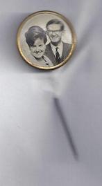 A2 foto speldje margriet en pieter, Verzamelen, Speldjes, Pins en Buttons, Ophalen of Verzenden, Gebruikt, Overige onderwerpen