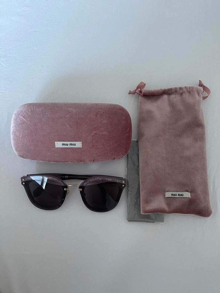 MIUMIU Dames Zonnebril - Zo goed als nieuw, Sieraden, Tassen en Uiterlijk, Zonnebrillen en Brillen | Dames, Zo goed als nieuw