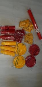 Geel rood Plastic borden,bekers,lepel,loper vorken, Hobby en Vrije tijd, Feestartikelen, Ophalen, Zo goed als nieuw