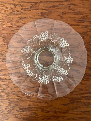 Antieke glazen fruitschaal met druiven decor beschikbaar voor biedingen